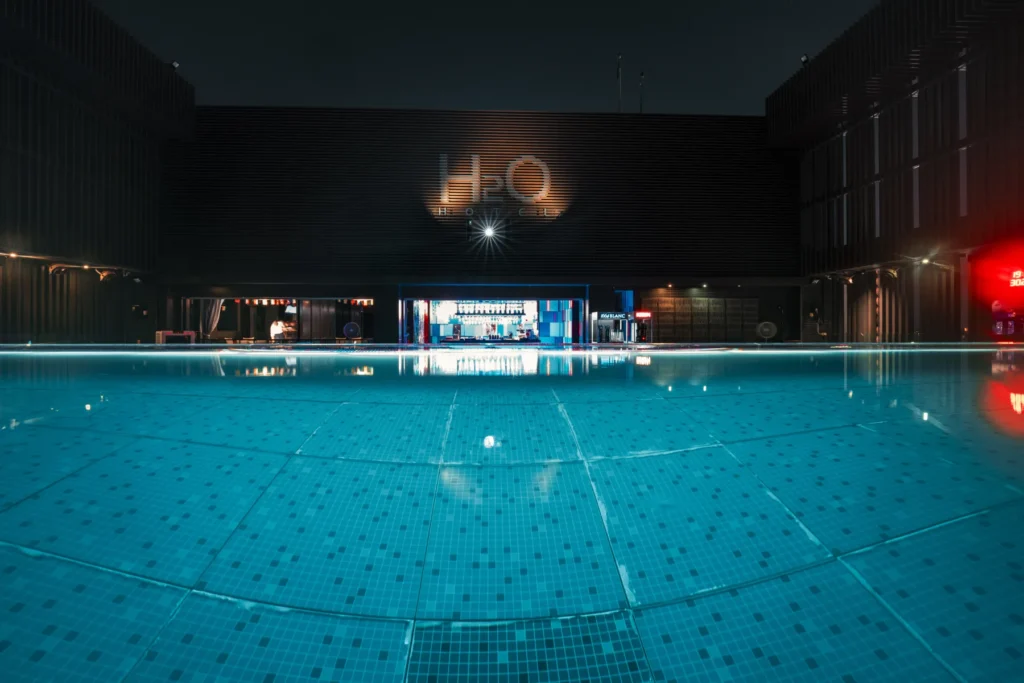 brand more h2o pool night 01